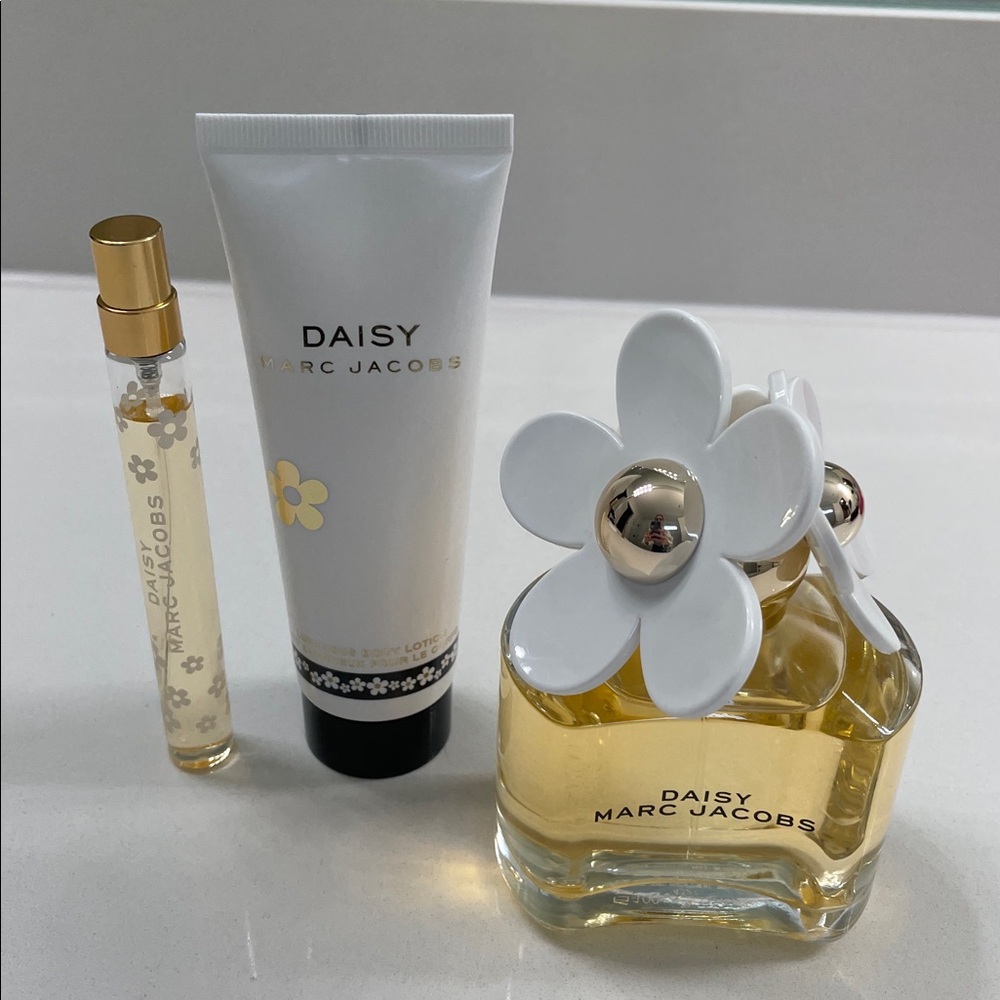 Marc Jacobs Daisy Fragrance with White Floral Cap